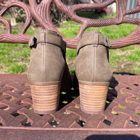 Jessica Simpson Vegan Leather Cut Out Ankle Strap Block Heel Shoes - Picture 5 of 9